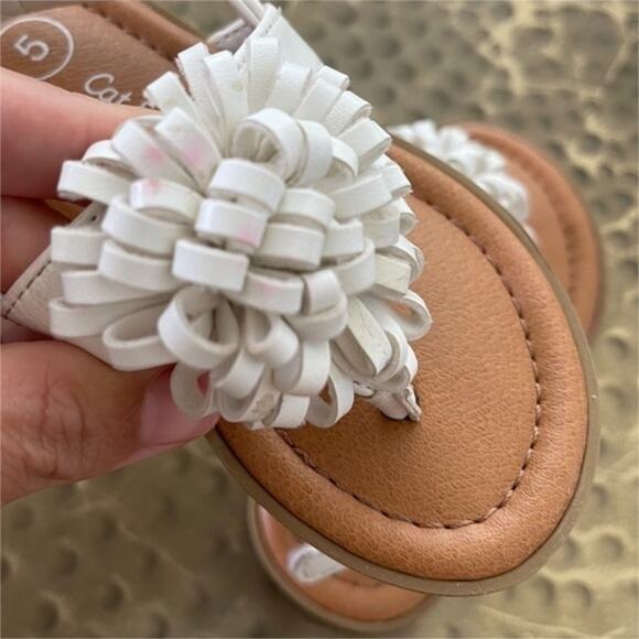 Cat & Jack White Pom Pom Sandals Size 5 - Picture 2 of 4
